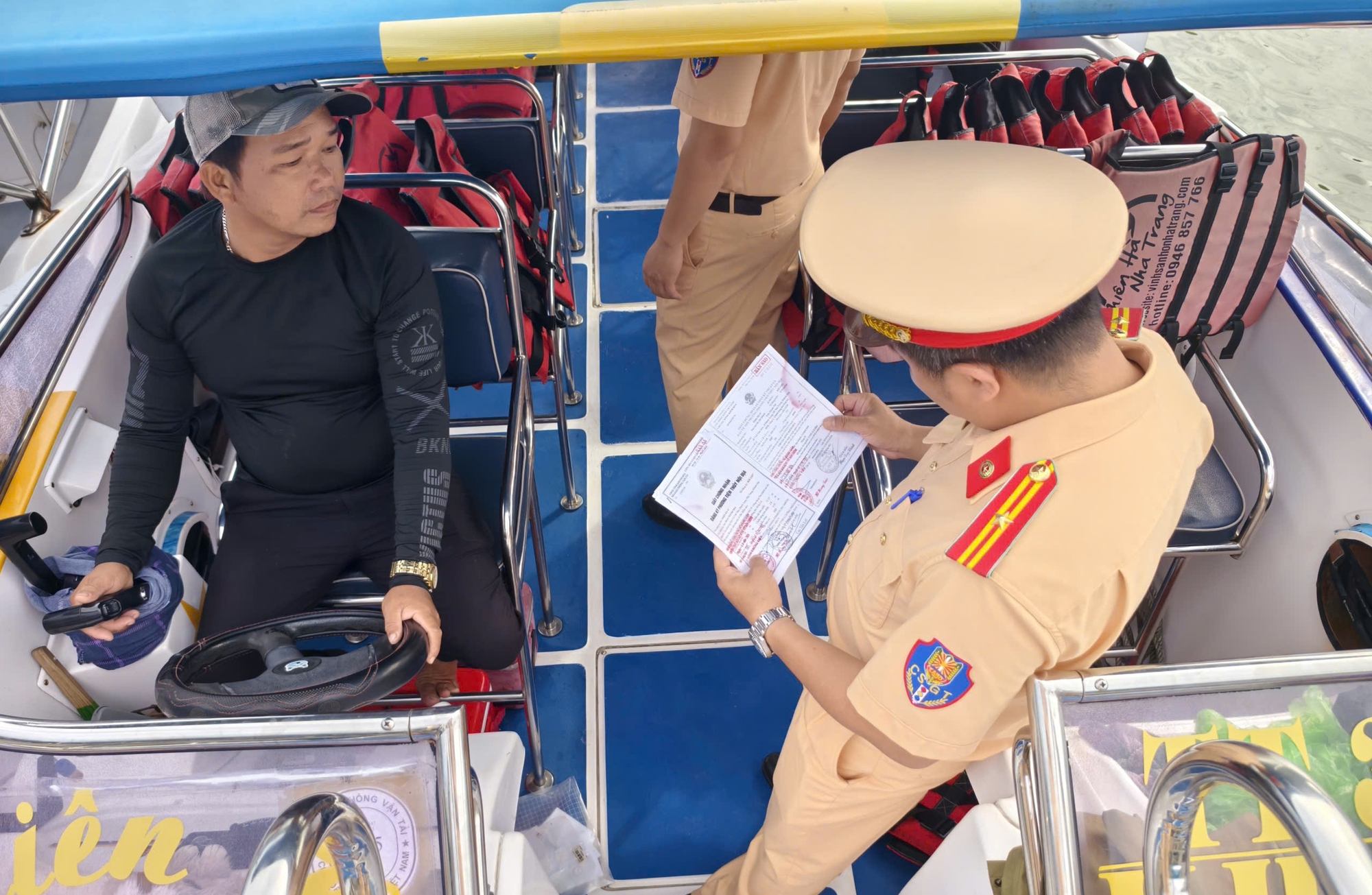Kh&aacute;nh H&ograve;a: CSGT đường thủy c&ugrave;ng ngư d&acirc;n v&agrave; chủ t&agrave;u thực hiện nghi&ecirc;m quy định của Ch&iacute;nh phủ- Ảnh 2.