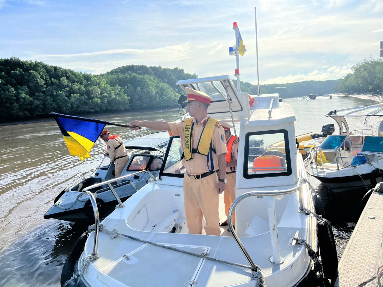 TP.HCM xử phạt 339 trường hợp vi phạm giao thông đường thủy chỉ trong nửa tháng ra quân- Ảnh 1. TP.HCM xử phạt 339 trường hợp vi phạm giao thông đường thủy chỉ trong nửa tháng ra quân- Ảnh 1.