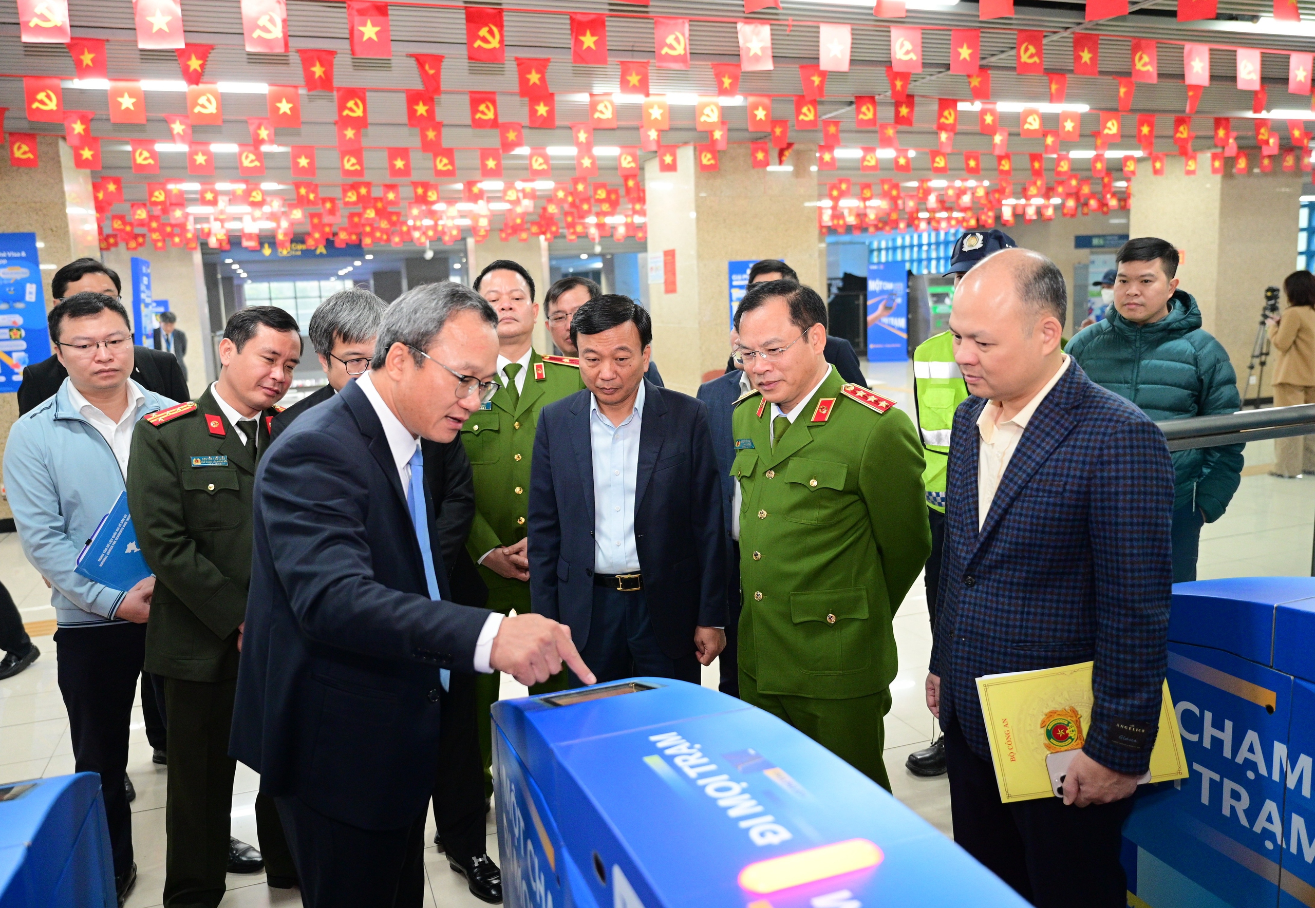Hai Thứ trưởng Bộ X&acirc;y dựng v&agrave; Bộ C&ocirc;ng an trải nghiệm hệ thống so&aacute;t v&eacute; tự động ga C&aacute;t Linh- Ảnh 2.
