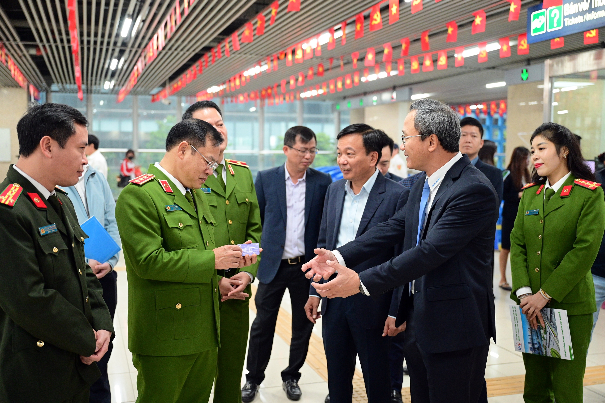 Hai Thứ trưởng Bộ X&acirc;y dựng v&agrave; Bộ C&ocirc;ng an trải nghiệm hệ thống so&aacute;t v&eacute; tự động ga C&aacute;t Linh- Ảnh 3.