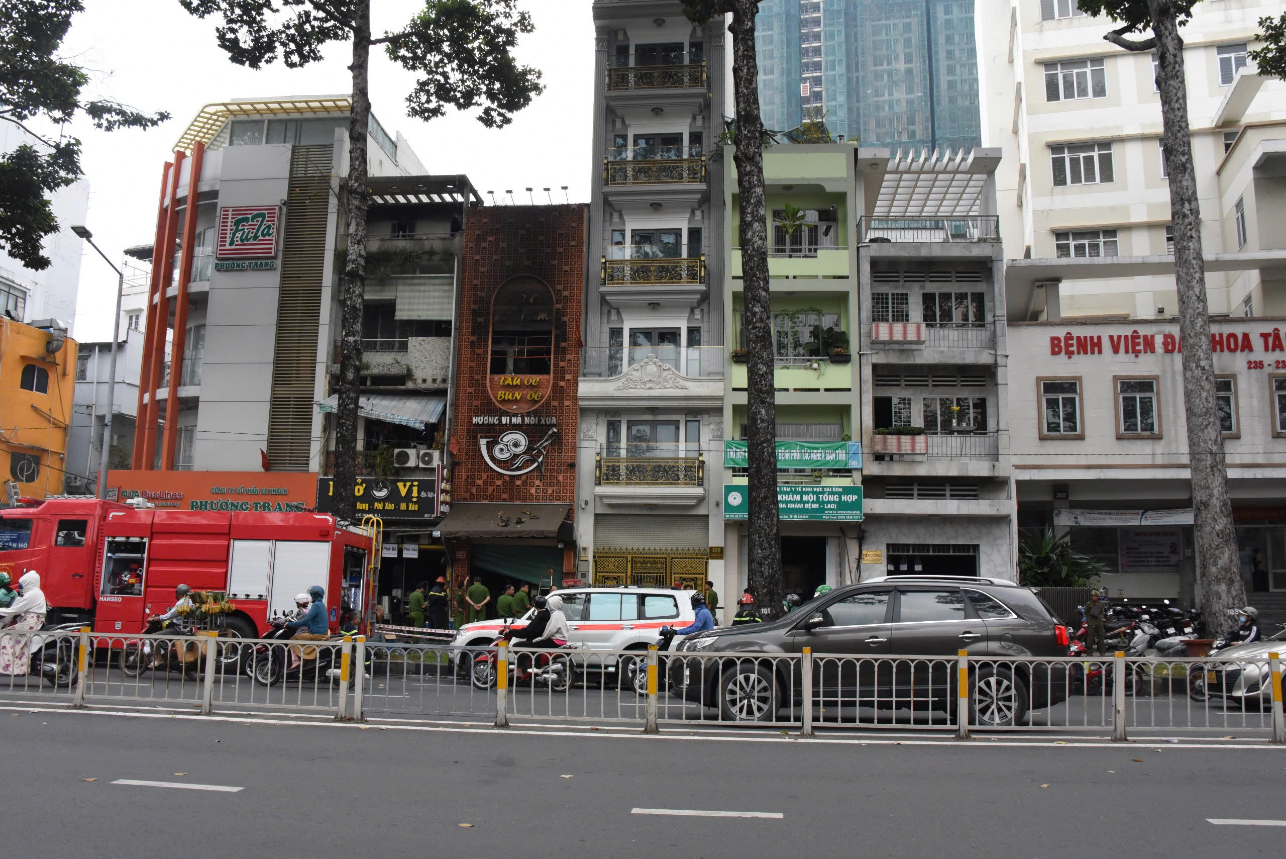 TP.HCM: Hiện trường vụ cháy quán ăn khiến 4 người tử vong trên đường Trần Hưng Đạo- Ảnh 1. TP.HCM: Hiện trường vụ cháy quán ăn khiến 4 người tử vong trên đường Trần Hưng Đạo- Ảnh 1.