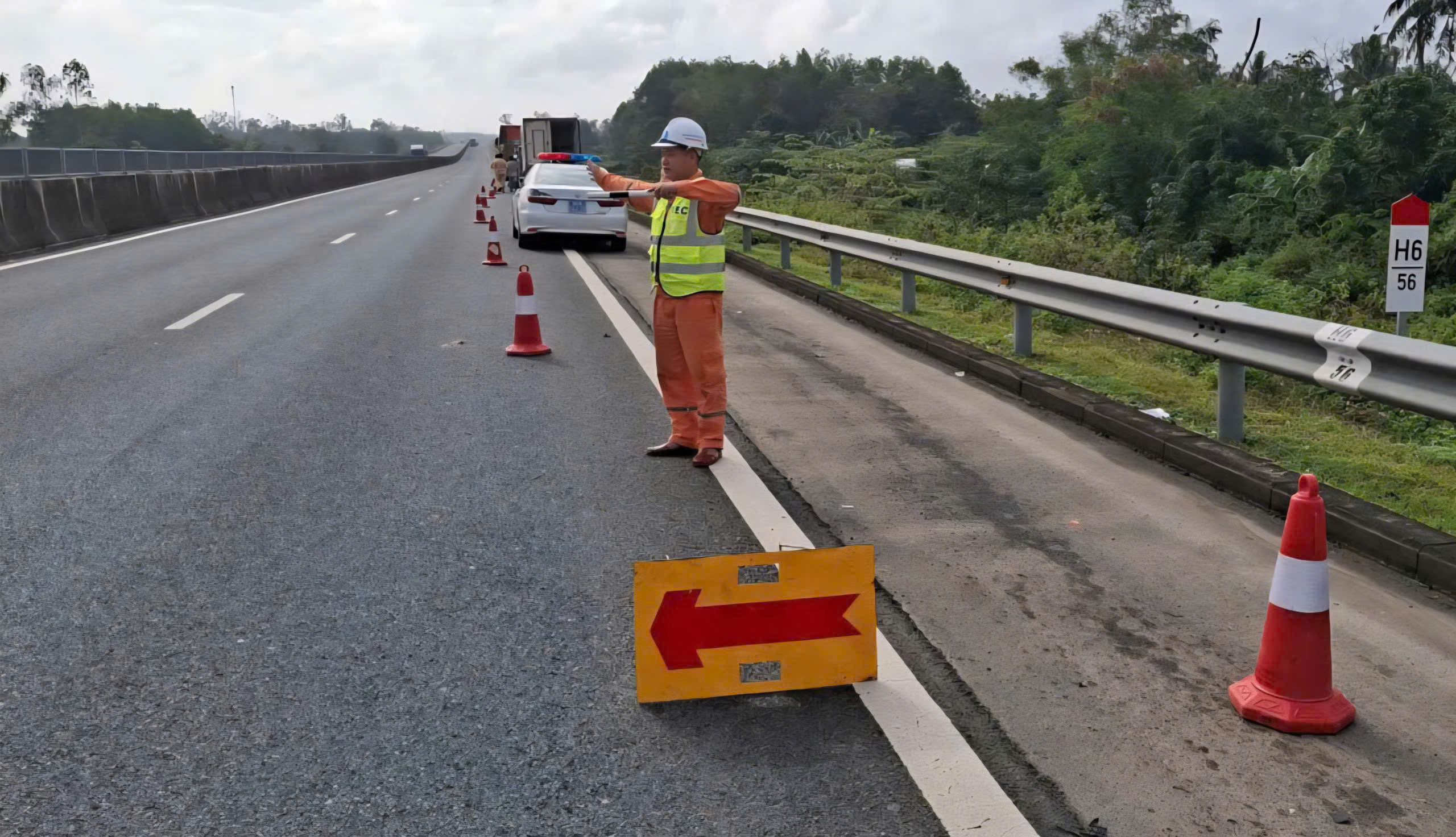 Va chạm xe đầu kéo trên cao tốc Đà Nẵng - Quảng Ngãi, tài xế xe tải tử vong- Ảnh 2. Va chạm xe đầu kéo trên cao tốc Đà Nẵng - Quảng Ngãi, tài xế xe tải tử vong- Ảnh 2.