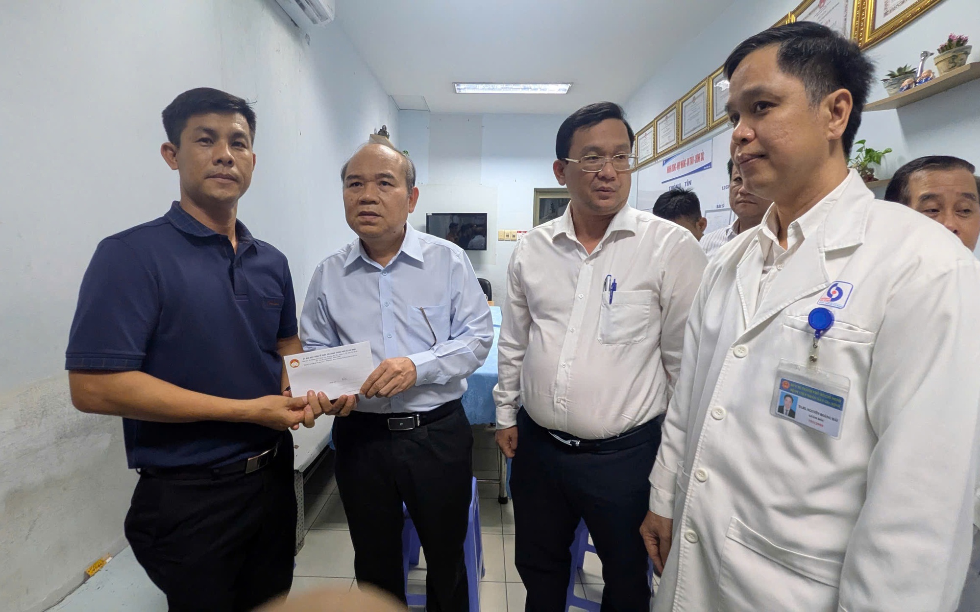 TP.HCM rà soát từng nhà, tháo dỡ “chuồng cọp” sau vụ cháy làm 4 người chết- Ảnh 3. Lãnh đạo TP.HCM thăm hai nạn nhân đang điều trị sau vụ cháy nhà trên đường Trần Hưng Đạo