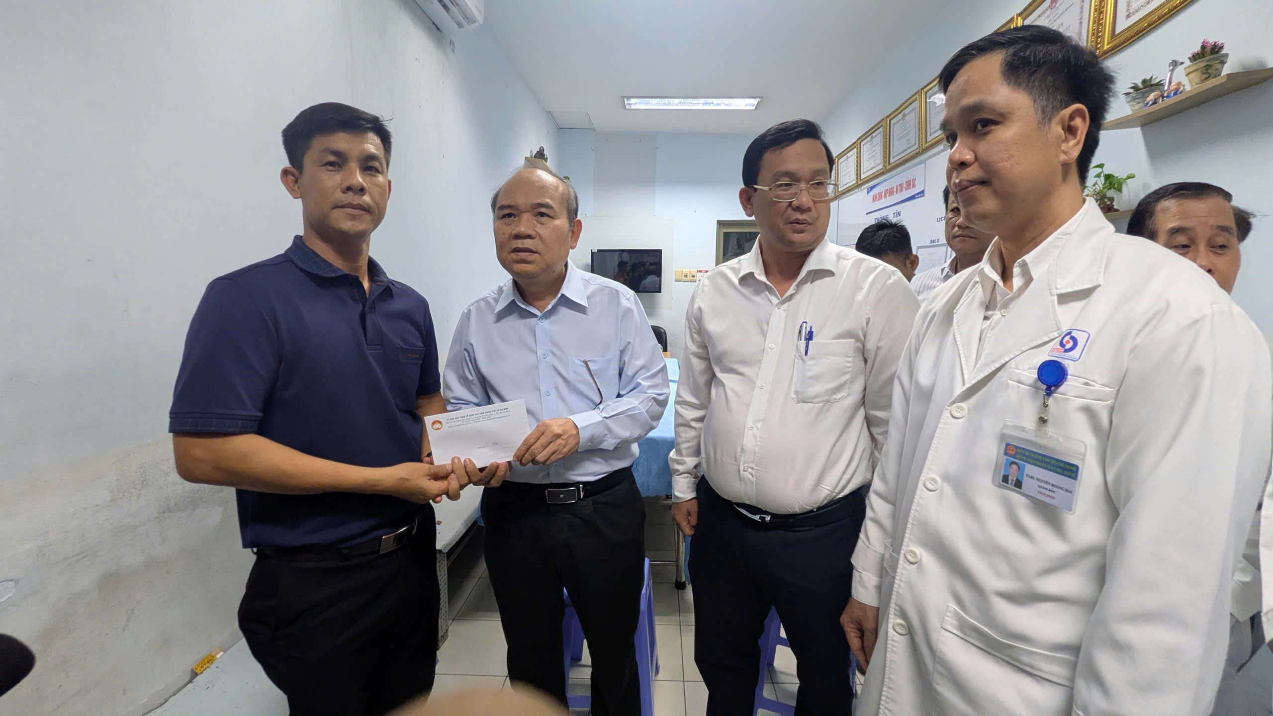 Lãnh đạo TP.HCM thăm hai nạn nhân đang điều trị sau vụ cháy nhà trên đường Trần Hưng Đạo- Ảnh 1. Lãnh đạo TP.HCM thăm hai nạn nhân đang điều trị sau vụ cháy nhà trên đường Trần Hưng Đạo- Ảnh 1.