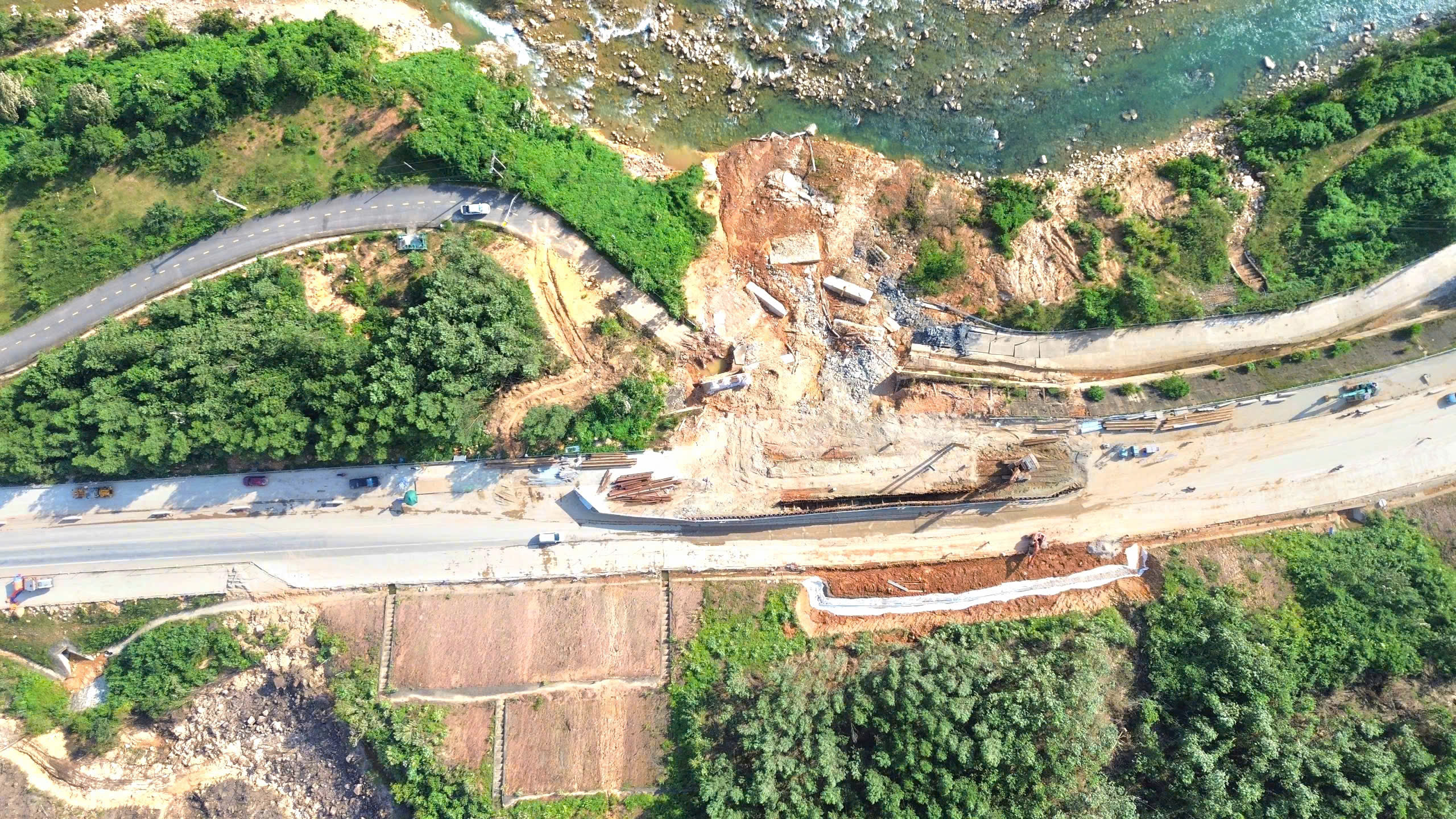 Tổ chức giao th&ocirc;ng một l&agrave;n tại điểm sạt lở tr&ecirc;n cao tốc La Sơn - H&ograve;a Li&ecirc;n th&ecirc;m 30 ng&agrave;y- Ảnh 1.