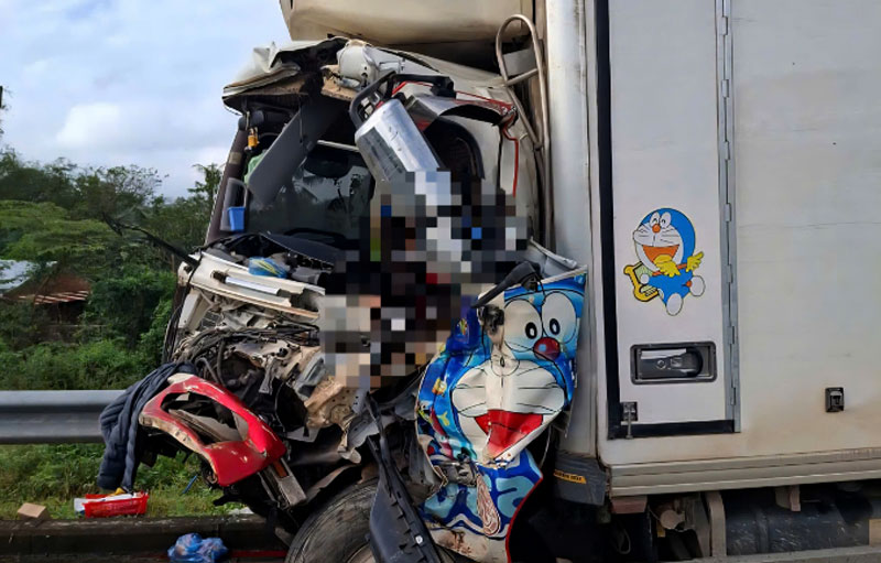 Cabin &ocirc; t&ocirc; tải biến dạng, t&agrave;i xế tử vong sau va chạm với xe đầu k&eacute;o.