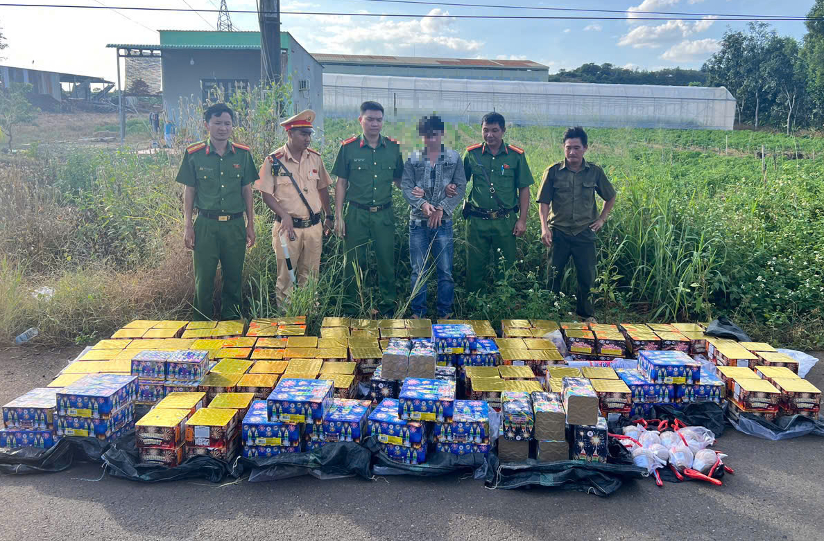 Đồng Nai: Chặn xe b&aacute;n tải bỏ chạy tr&ecirc;n đường 756, thu giữ hơn nửa tấn ph&aacute;o nổ- Ảnh 1.