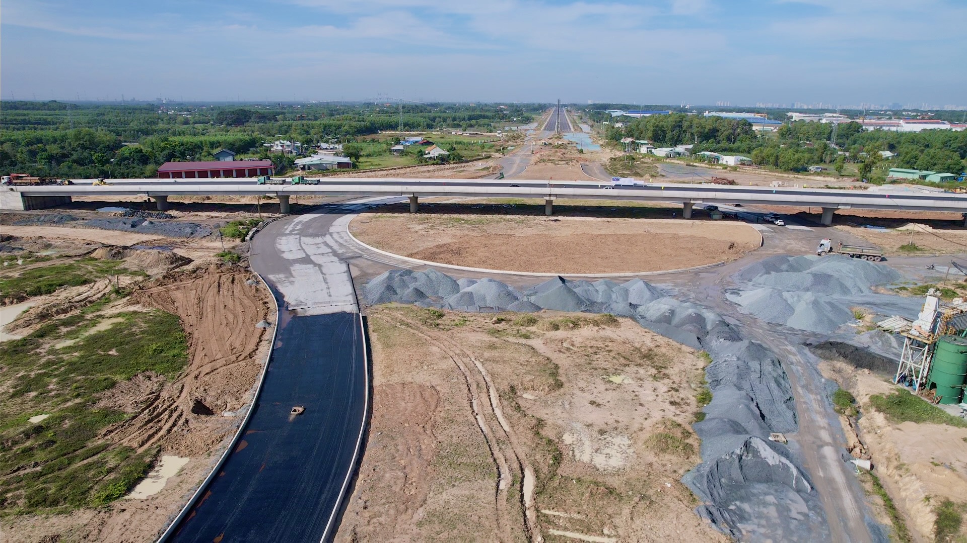 Chạy đua trên công trường Vành đai 3 TP.HCM qua Đồng Nai- Ảnh 3. Chạy đua trên công trường Vành đai 3 TP.HCM qua Đồng Nai- Ảnh 3.