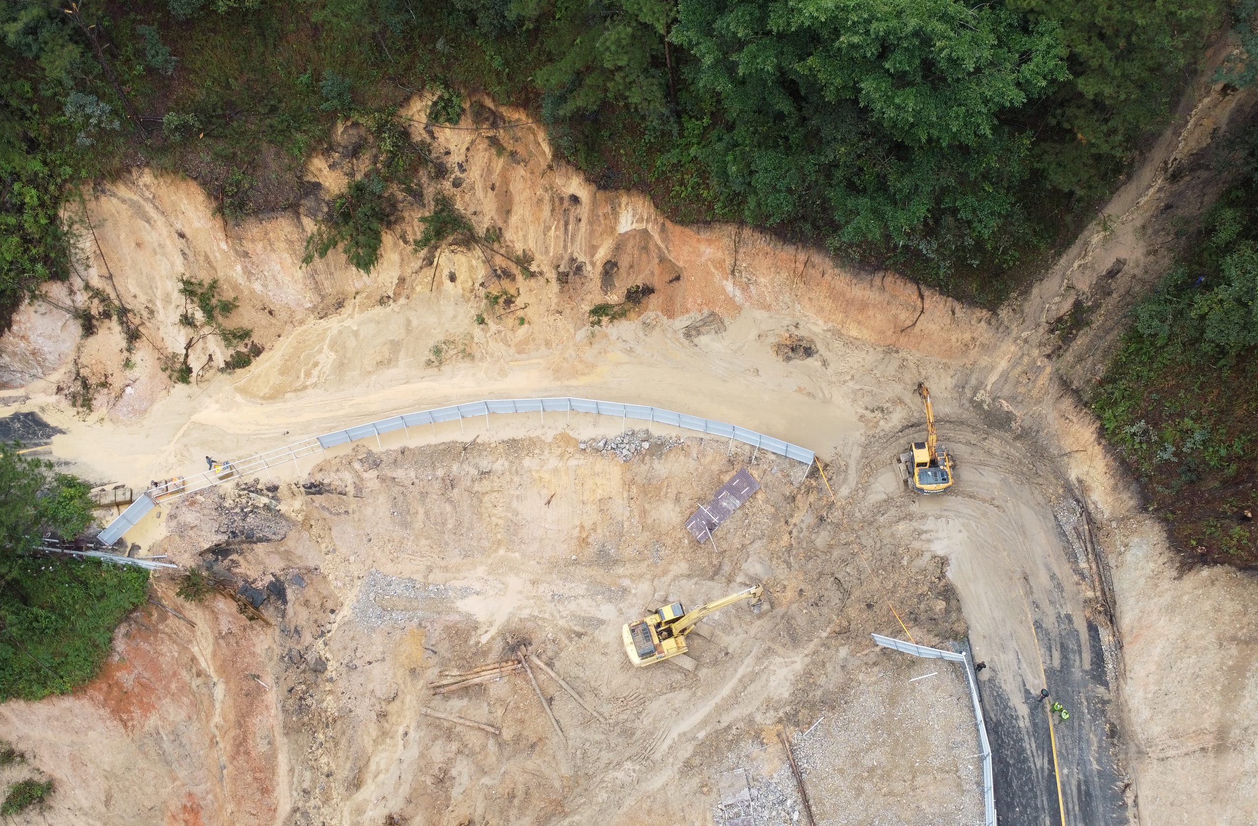 L&acirc;m Đồng c&ocirc;ng bố t&igrave;nh huống khẩn cấp do thi&ecirc;n tai tr&ecirc;n nhiều tuyến quốc lộ v&agrave; đ&egrave;o Prenn- Ảnh 2.