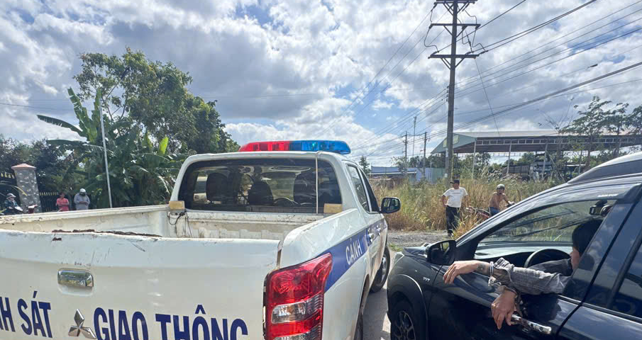 Đồng Nai: Chặn xe b&aacute;n tải bỏ chạy tr&ecirc;n đường 756, thu giữ hơn nửa tấn ph&aacute;o nổ- Ảnh 3.