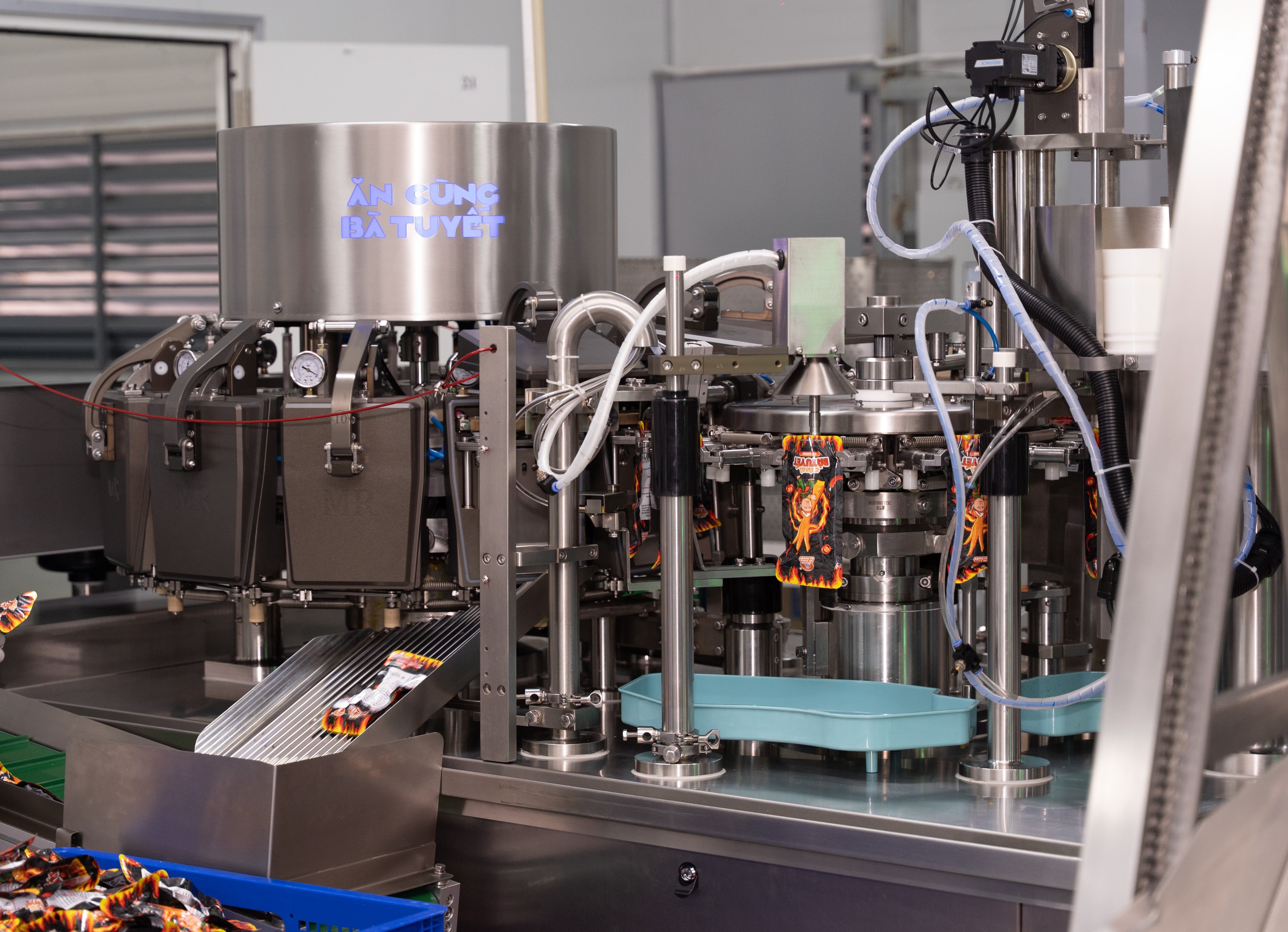 Cận cảnh cơ sở sản xuất hiện đại "Ch&acirc;n g&agrave; B&agrave; Tuyết"- Ảnh 18.