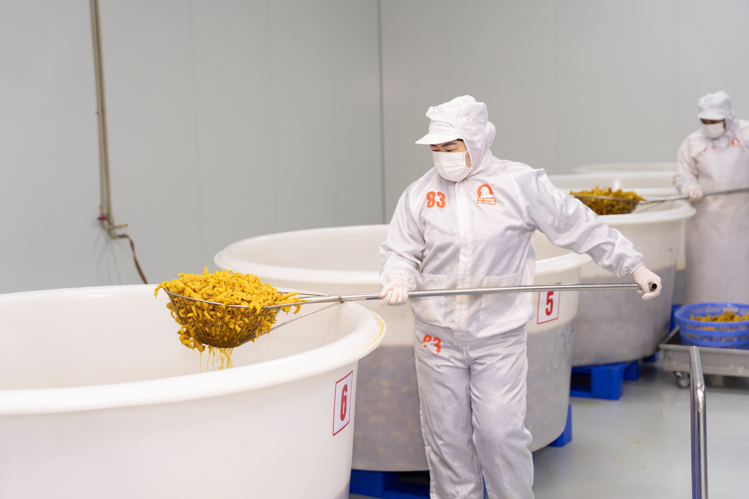 Cận cảnh cơ sở sản xuất hiện đại "Ch&acirc;n g&agrave; B&agrave; Tuyết"- Ảnh 11.