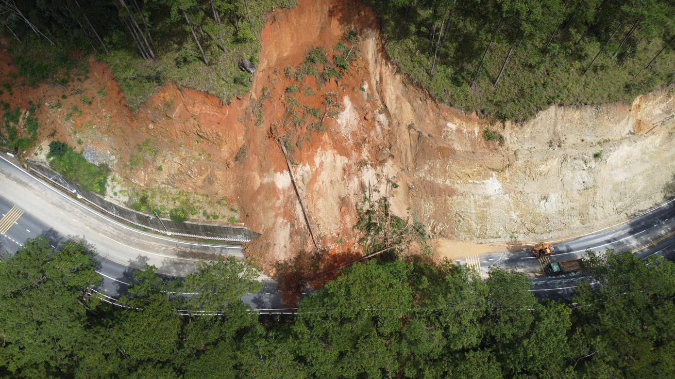 L&acirc;m Đồng c&ocirc;ng bố t&igrave;nh huống khẩn cấp do thi&ecirc;n tai tr&ecirc;n nhiều tuyến quốc lộ v&agrave; đ&egrave;o Prenn- Ảnh 1.