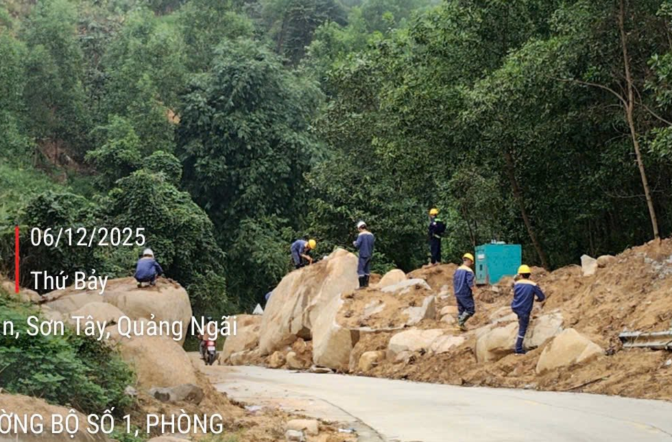 Nổ m&igrave;n ph&aacute; nhiều tảng đ&aacute; chắn ngang tỉnh lộ sau sạt lở n&uacute;i- Ảnh 1.