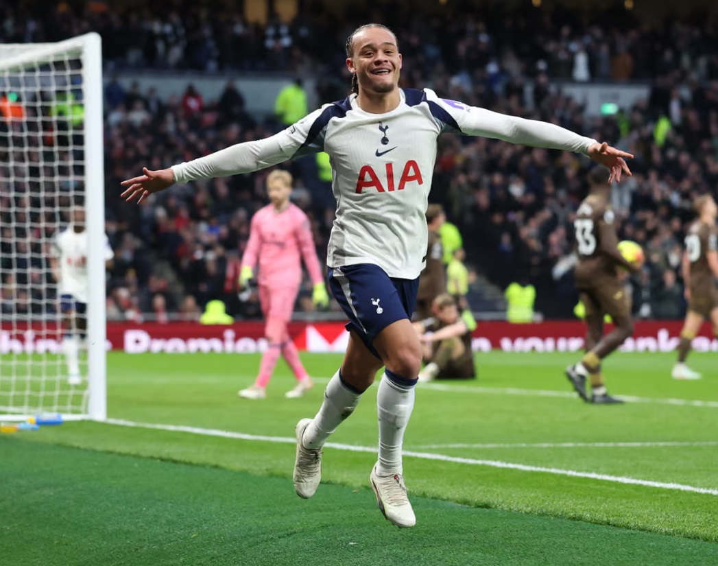 Simons tỏa s&aacute;ng, Tottenham thắng dễ Brentford- Ảnh 2.