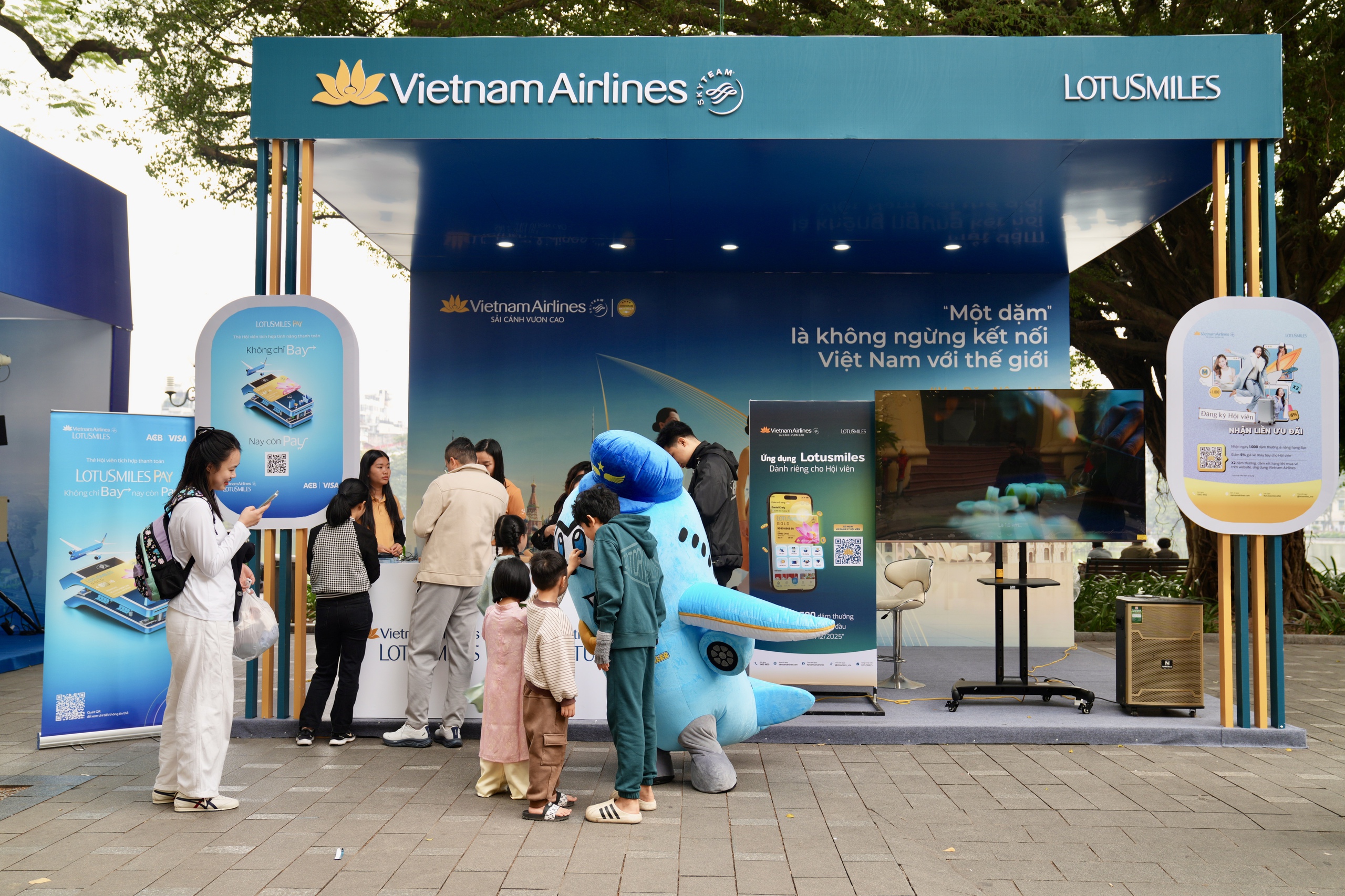 Vietnam Airlines chung tay viết n&ecirc;n h&agrave;nh tr&igrave;nh hạnh ph&uacute;c tại Vietnam Happy Fest 2025- Ảnh 2.