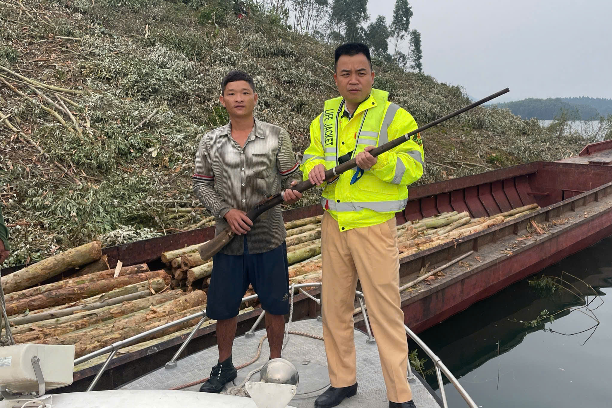 Nhiều vi phạm an to&agrave;n giao th&ocirc;ng đường thủy tại L&agrave;o Cai - Tuy&ecirc;n Quang bị xử l&yacute;- Ảnh 3.