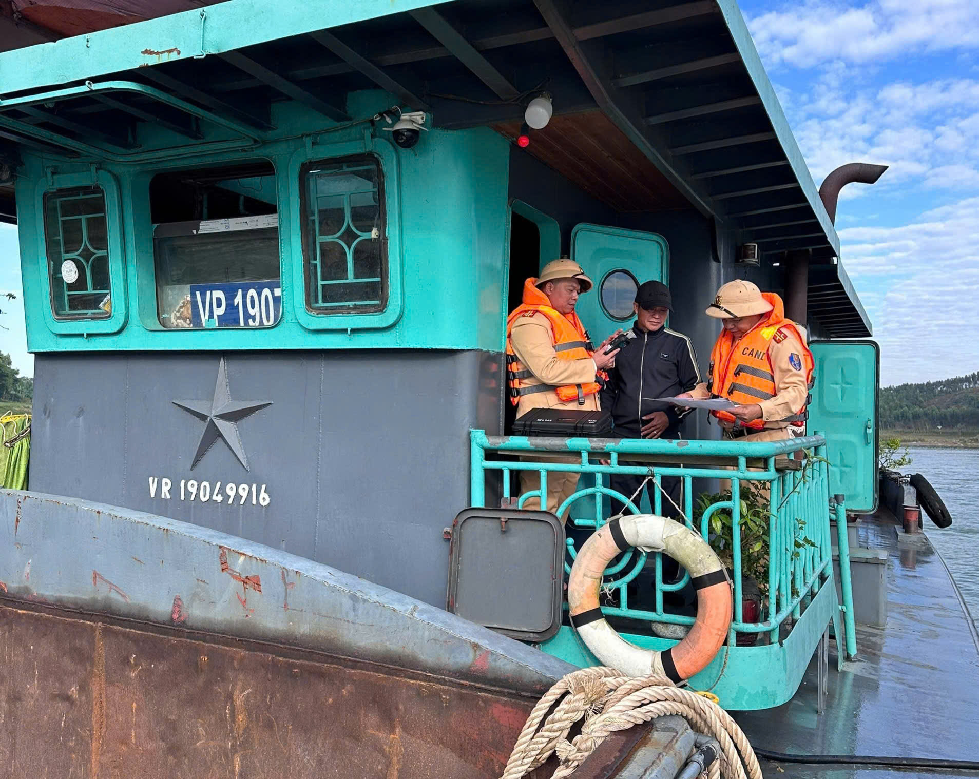 Nhiều vi phạm an to&agrave;n giao th&ocirc;ng đường thủy tại L&agrave;o Cai - Tuy&ecirc;n Quang bị xử l&yacute;- Ảnh 6.