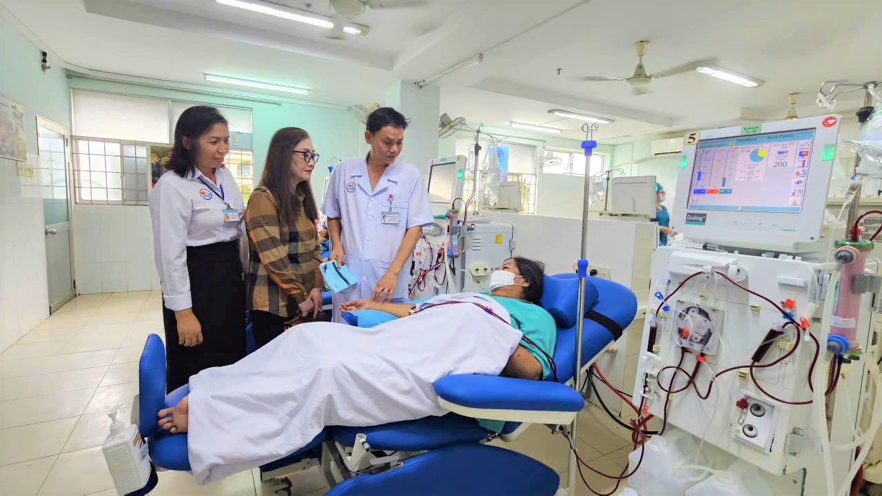 Sử dụng ghế chạy thận - nhiều bệnh nh&acirc;n ở Kh&aacute;nh H&ograve;a th&ecirc;m cơ hội điều trị- Ảnh 1.