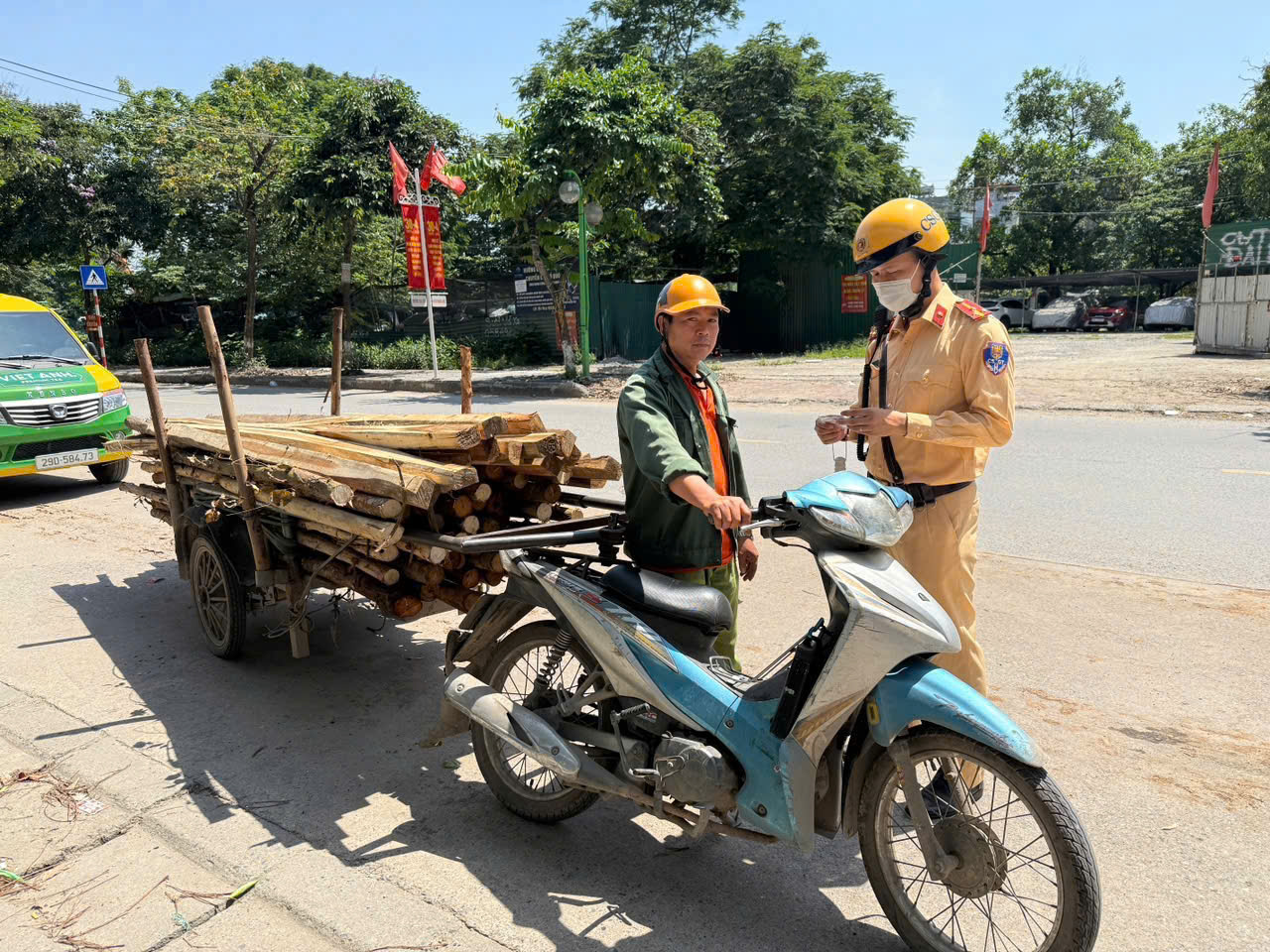 H&agrave; Nội siết chặt trật tự giao th&ocirc;ng cuối tuần: Xử l&yacute; hơn 120 vi phạm chỉ trong 3 giờ- Ảnh 1.