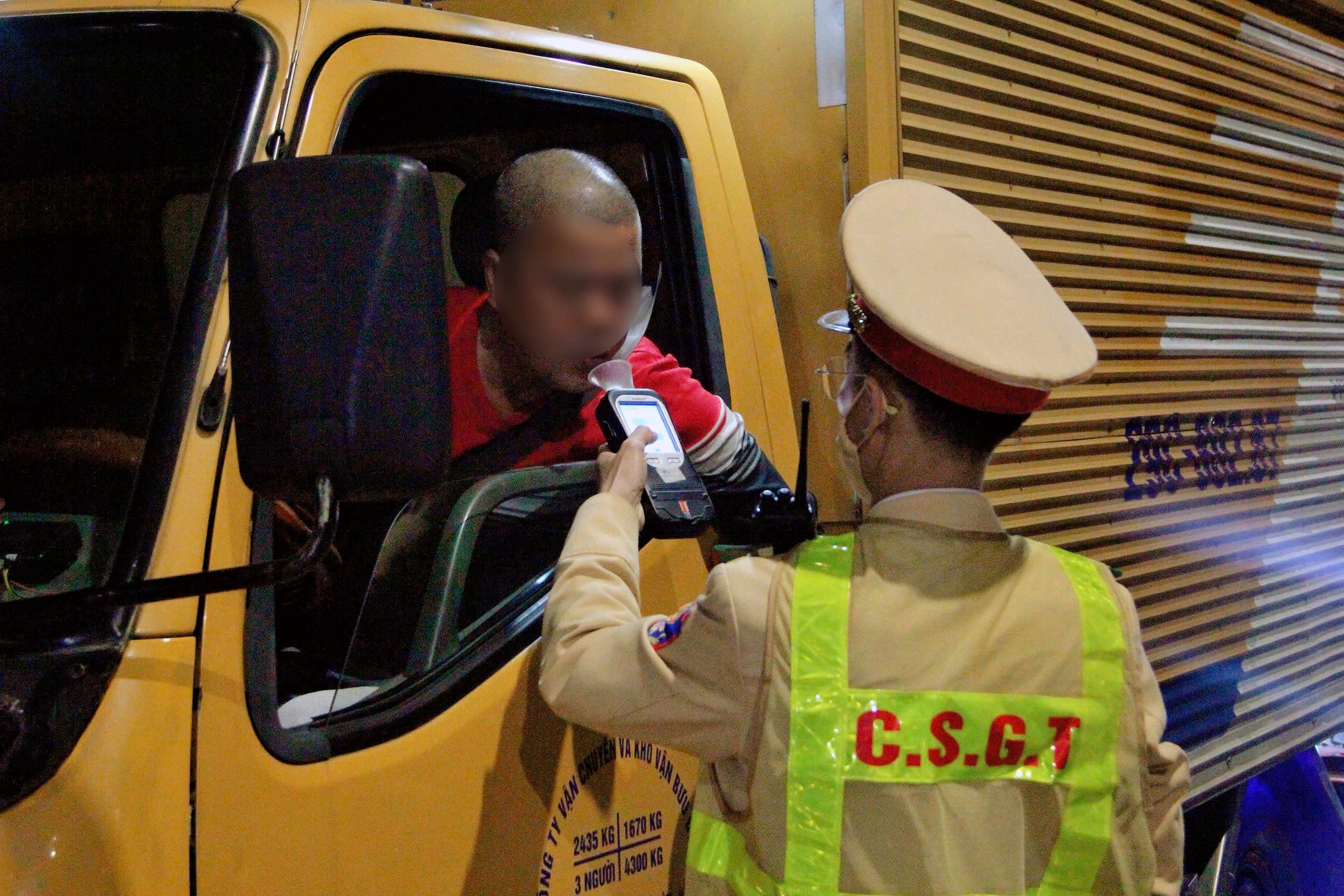 H&agrave; Nội xử l&yacute; 129 trường hợp vi phạm nồng độ cồn tối cuối tuần- Ảnh 1.