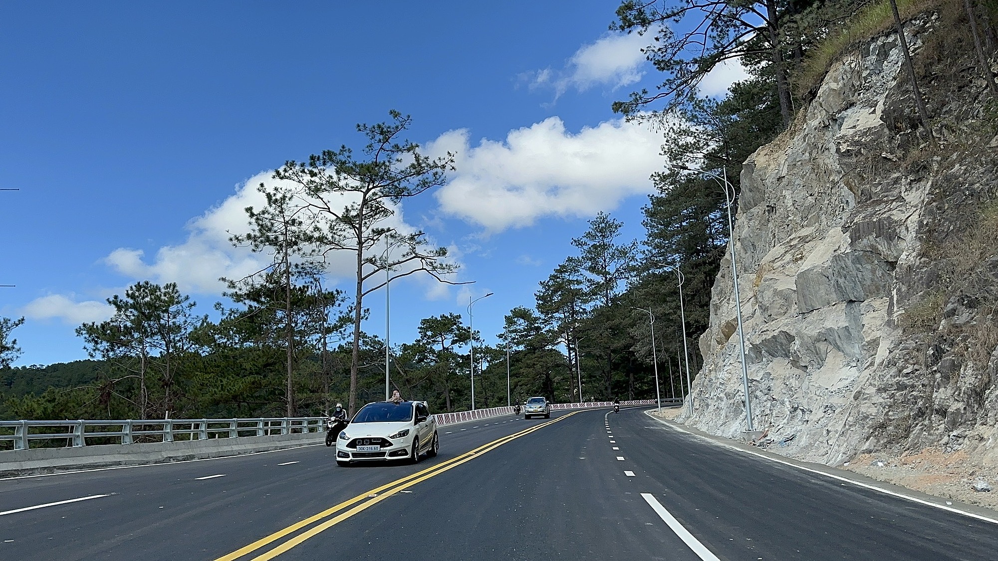 L&acirc;m Đồng: Tạm dừng lưu th&ocirc;ng qua đ&egrave;o Prenn từ 11h - 17h ng&agrave;y 8/12 để chặt hạ c&acirc;y- Ảnh 1.