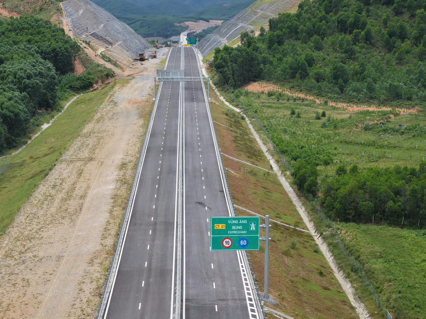 Luật Đường bộ 35/2024/QH15: Tăng cường quản lý, hiện đại hóa hạ tầng và an toàn giao thông- Ảnh 1. Luật Đường bộ 35/2024/QH15: Tăng cường quản lý, hiện đại hóa hạ tầng và an toàn giao thông- Ảnh 1.