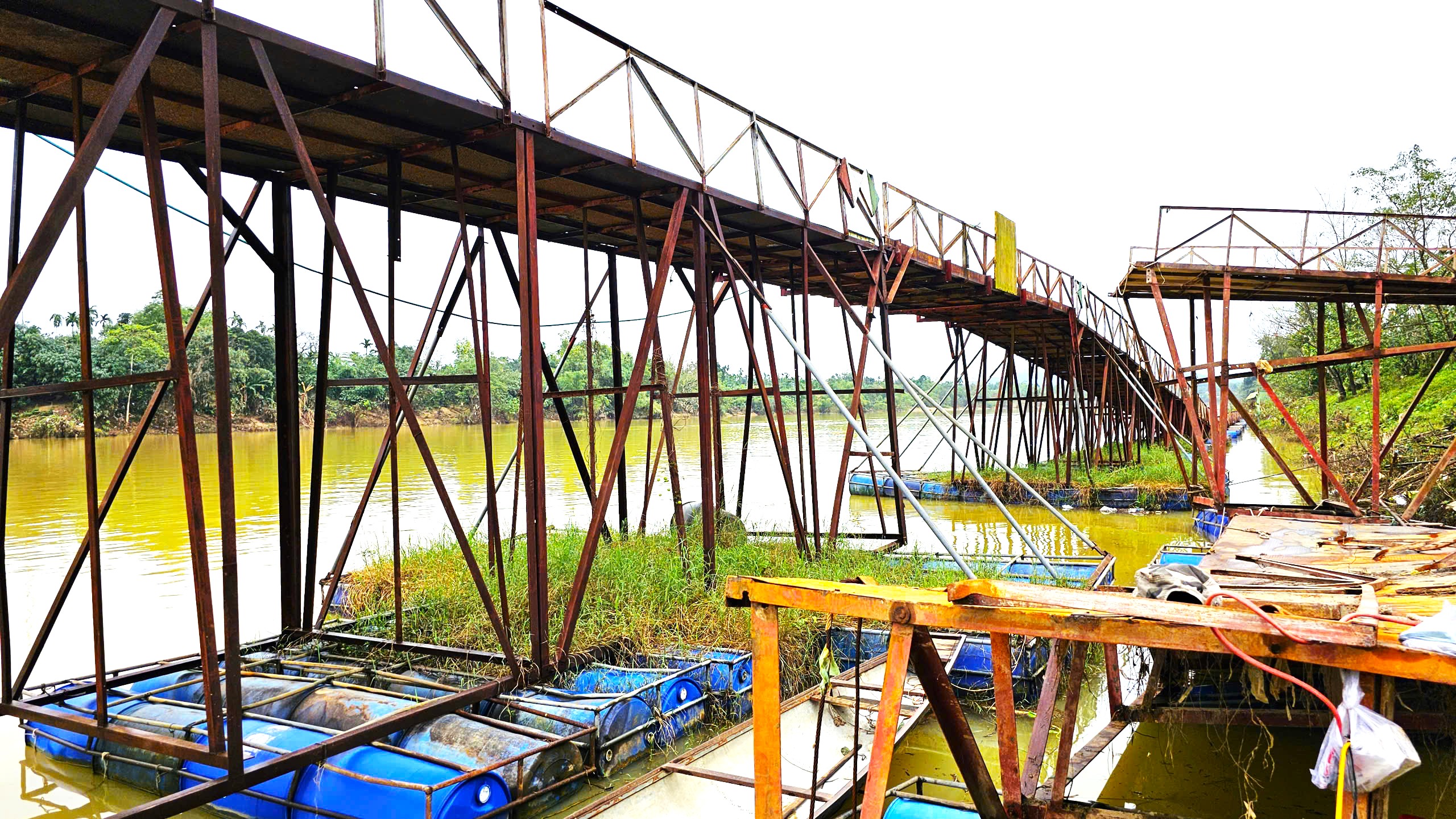 Cận cảnh khắc phục cầu phao La Khê Trẹm ở Huế bị lũ đánh gãy- Ảnh 4. Cận cảnh khắc phục cầu phao La Khê Trẹm ở Huế bị lũ đánh gãy- Ảnh 4.