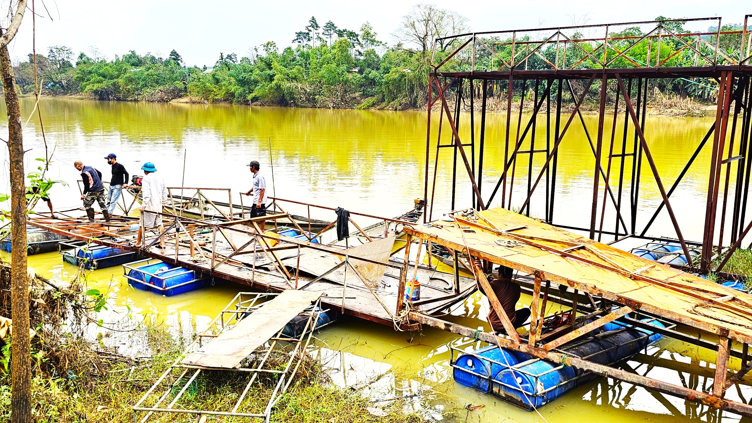 Cận cảnh khắc phục cầu phao La Khê Trẹm ở Huế bị lũ đánh gãy- Ảnh 2. Cận cảnh khắc phục cầu phao La Khê Trẹm ở Huế bị lũ đánh gãy- Ảnh 2.