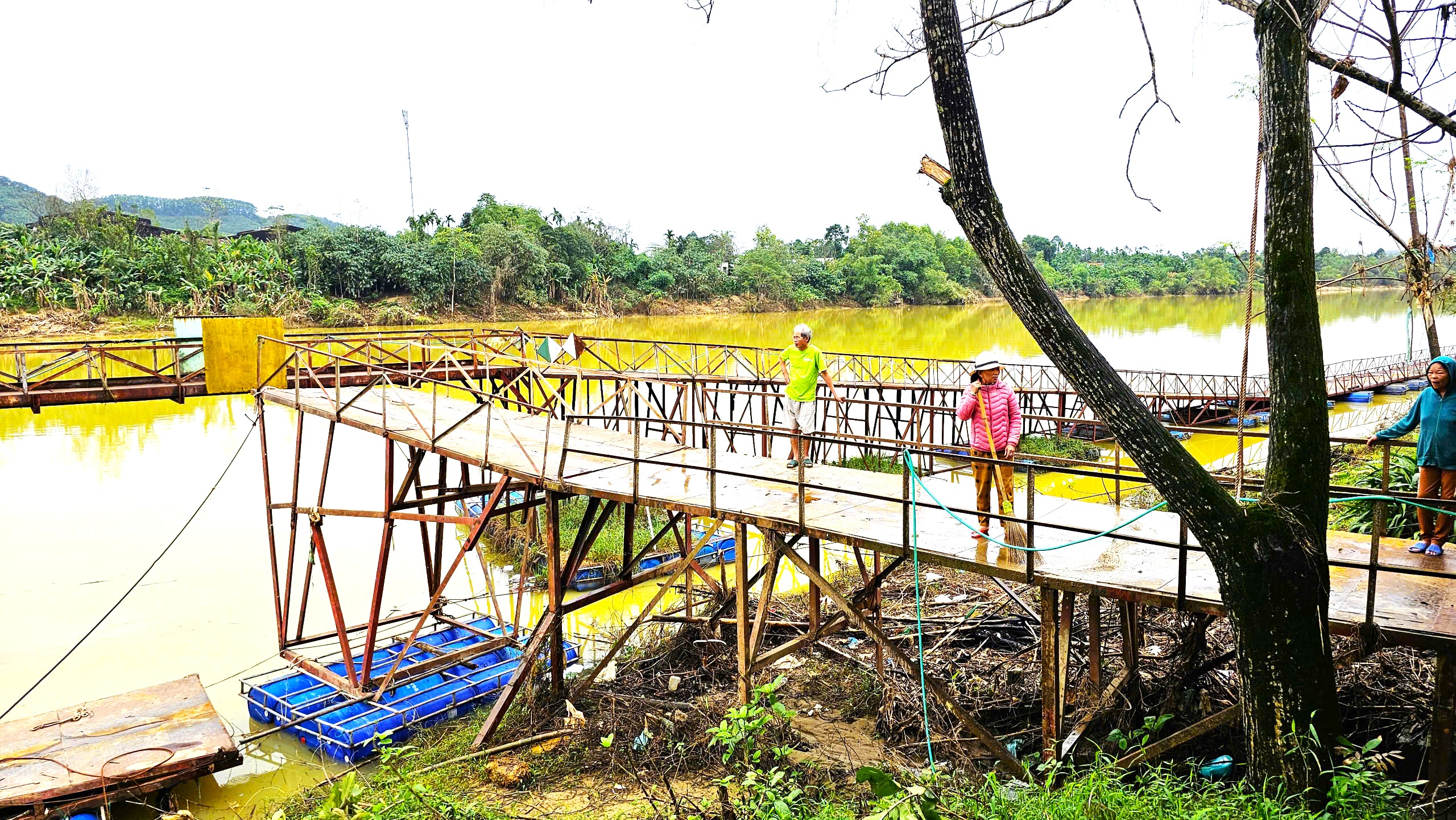 Cận cảnh khắc phục cầu phao La Khê Trẹm ở Huế bị lũ đánh gãy- Ảnh 5. Cận cảnh khắc phục cầu phao La Khê Trẹm ở Huế bị lũ đánh gãy- Ảnh 5.