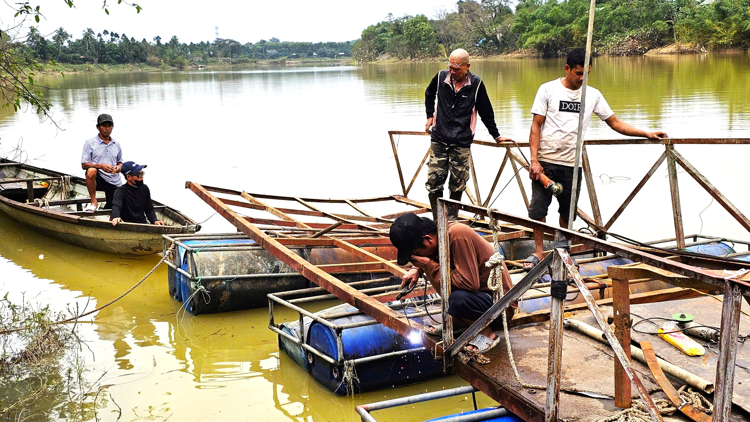 Cận cảnh khắc phục cầu phao La Khê Trẹm ở Huế bị lũ đánh gãy- Ảnh 9. Cận cảnh khắc phục cầu phao La Khê Trẹm ở Huế bị lũ đánh gãy- Ảnh 9.