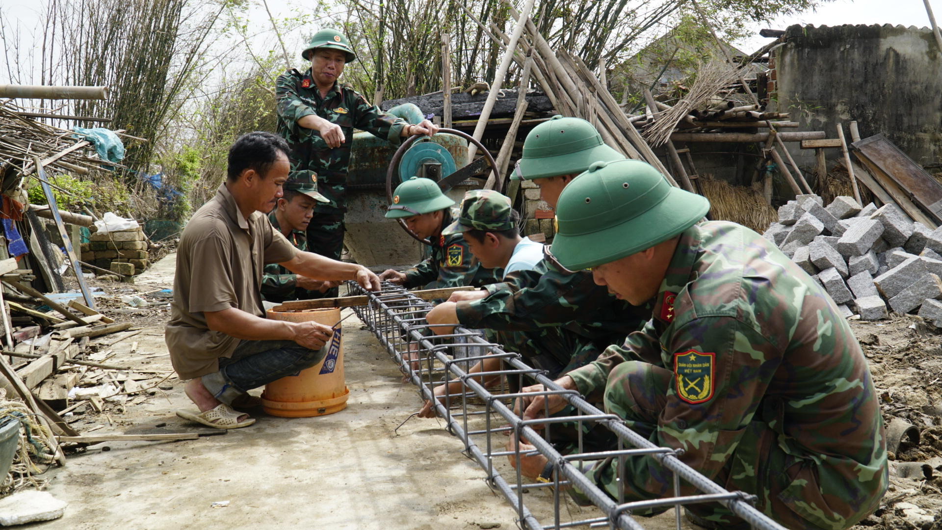 Gia Lai: Lũ cuốn nh&agrave; đi, bộ đội dựng lại nh&agrave; cho d&acirc;n- Ảnh 5.