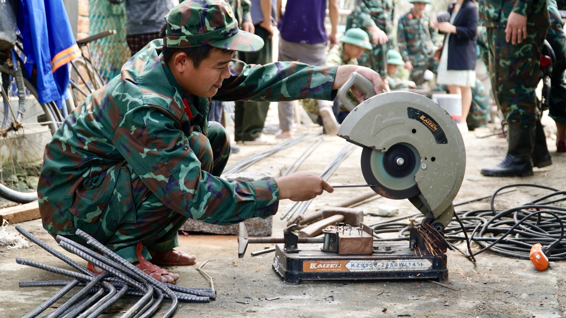 Gia Lai: Lũ cuốn nh&agrave; đi, bộ đội dựng lại nh&agrave; cho d&acirc;n- Ảnh 6.