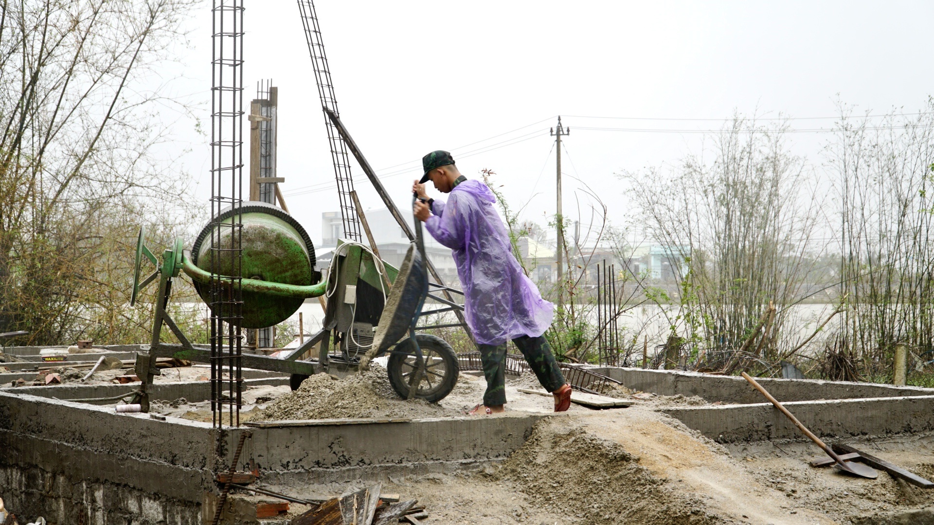 Gia Lai: Lũ cuốn nh&agrave; đi, bộ đội dựng lại nh&agrave; cho d&acirc;n- Ảnh 3.