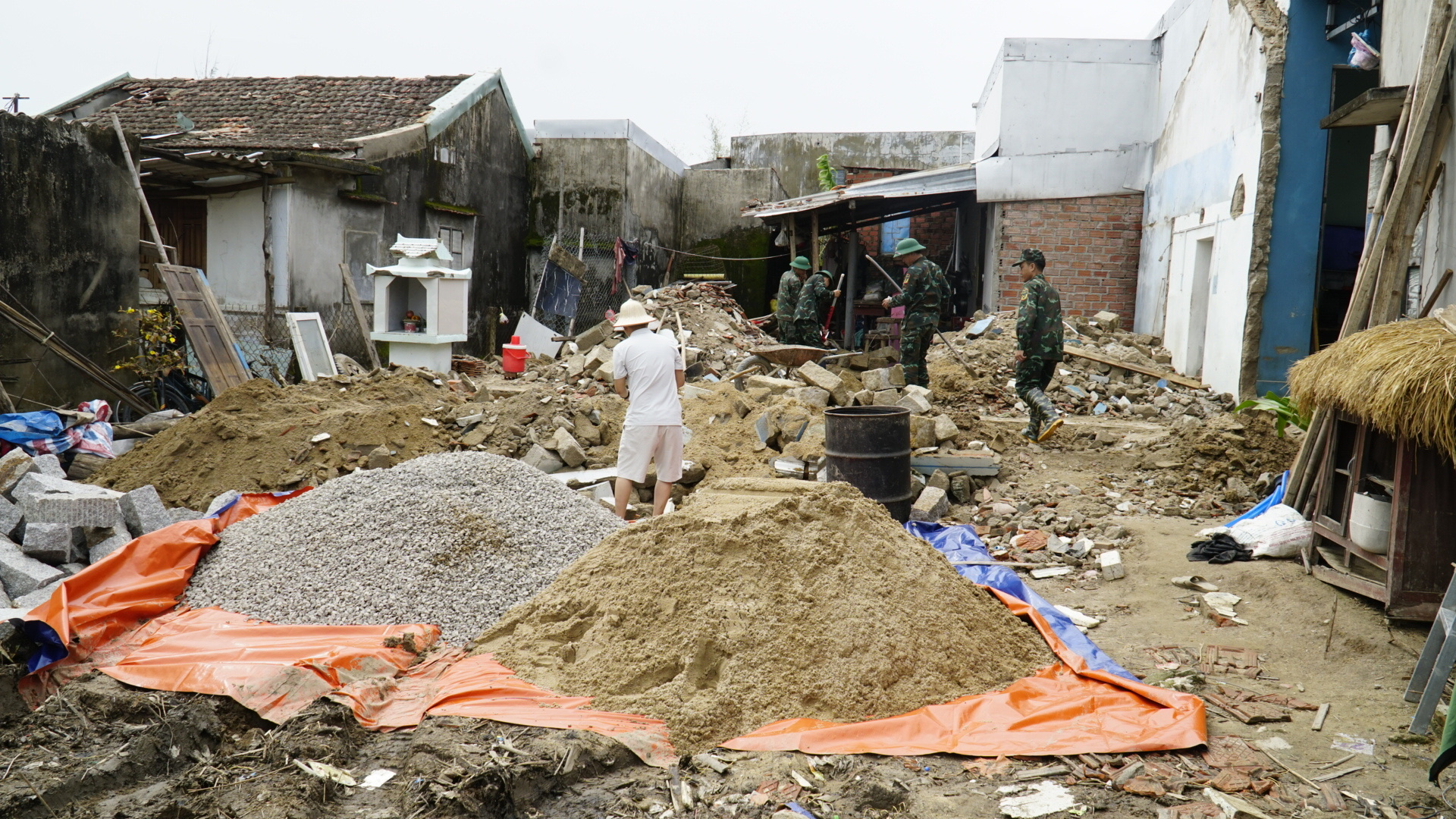 Gia Lai: Lũ cuốn nh&agrave; đi, bộ đội dựng lại nh&agrave; cho d&acirc;n- Ảnh 1.