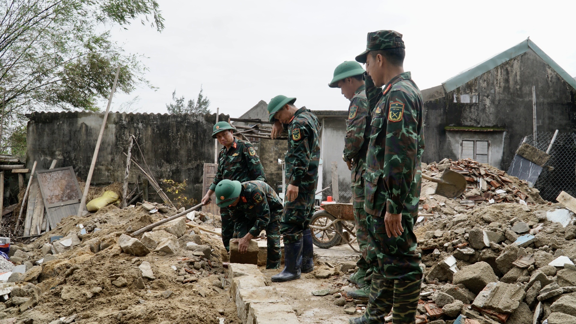 Gia Lai: Lũ cuốn nh&agrave; đi, bộ đội dựng lại nh&agrave; cho d&acirc;n- Ảnh 8.