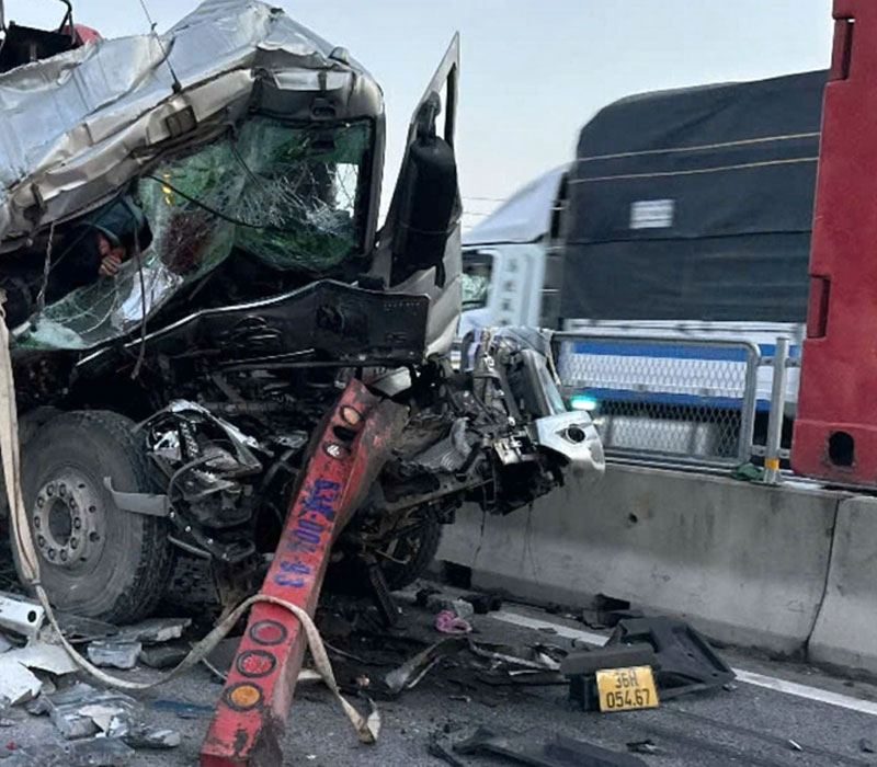 Hiện trường vụ tai nạn - Ảnh: Ho&agrave;ng Ph&uacute;c.