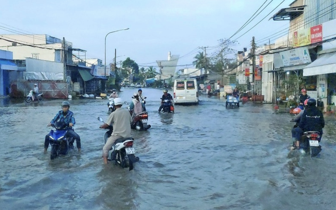Triều cường d&acirc;ng cao, tuyến quốc lộ 1 qua C&agrave; Mau ngập s&acirc;u
