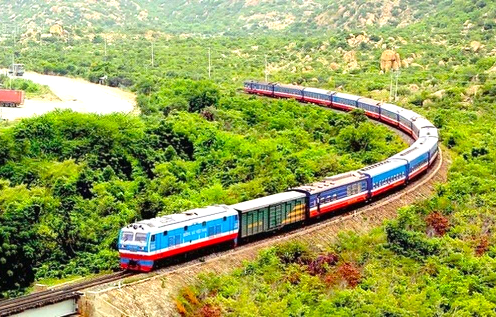 Ứng ph&oacute; &aacute;p thấp nhiệt đới: Ng&agrave;nh đường sắt siết chặt tuần tra, chốt g&aacute;c vị tr&iacute; xung yếu- Ảnh 1.