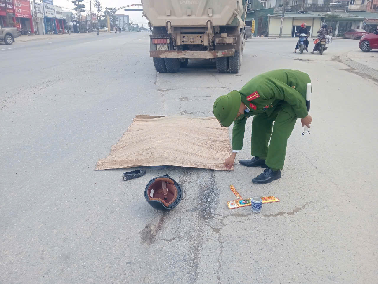 Xe tải va chạm xe m&aacute;y tr&ecirc;n quốc lộ 1 qua H&agrave; Tĩnh, một người tử vong- Ảnh 1.