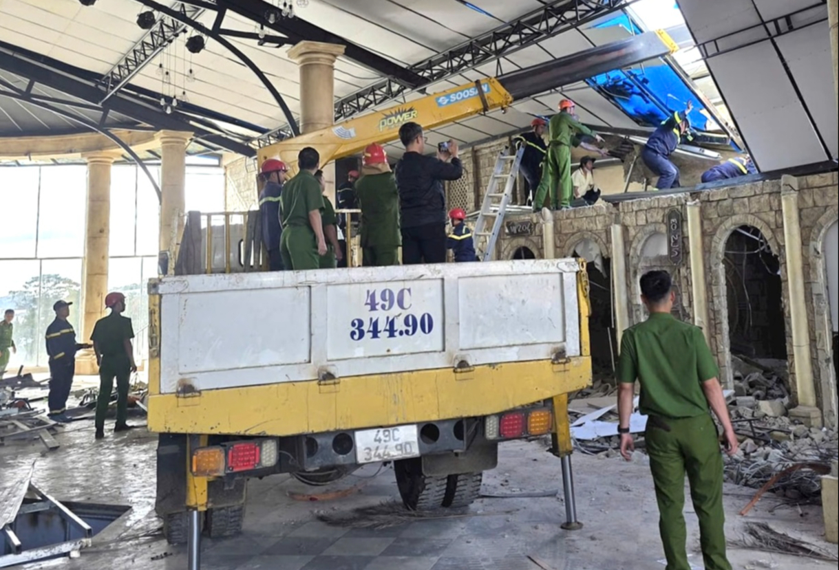 Sập dầm m&aacute;i nh&agrave; h&agrave;ng ở Đ&agrave; Lạt, một c&ocirc;ng nh&acirc;n tử vong- Ảnh 1.