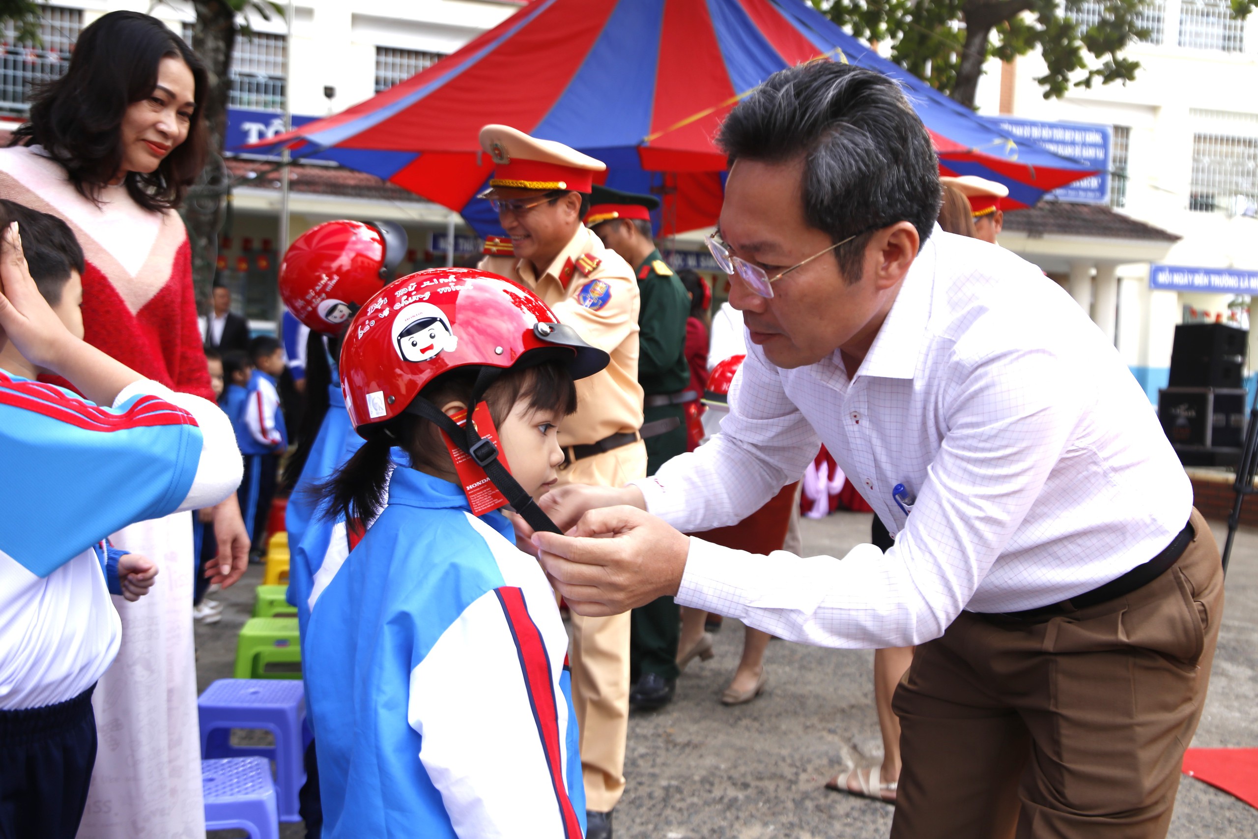 Quảng Ng&atilde;i tuy&ecirc;n truyền trật tự ATGT v&agrave; tặng mũ bảo hiểm cho học sinh- Ảnh 1.