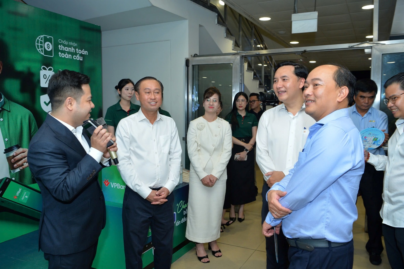 H&agrave;nh kh&aacute;ch metro th&iacute;ch th&uacute; trải nghiệm chạm thanh to&aacute;n nhanh gọn của VPBank- Ảnh 3.