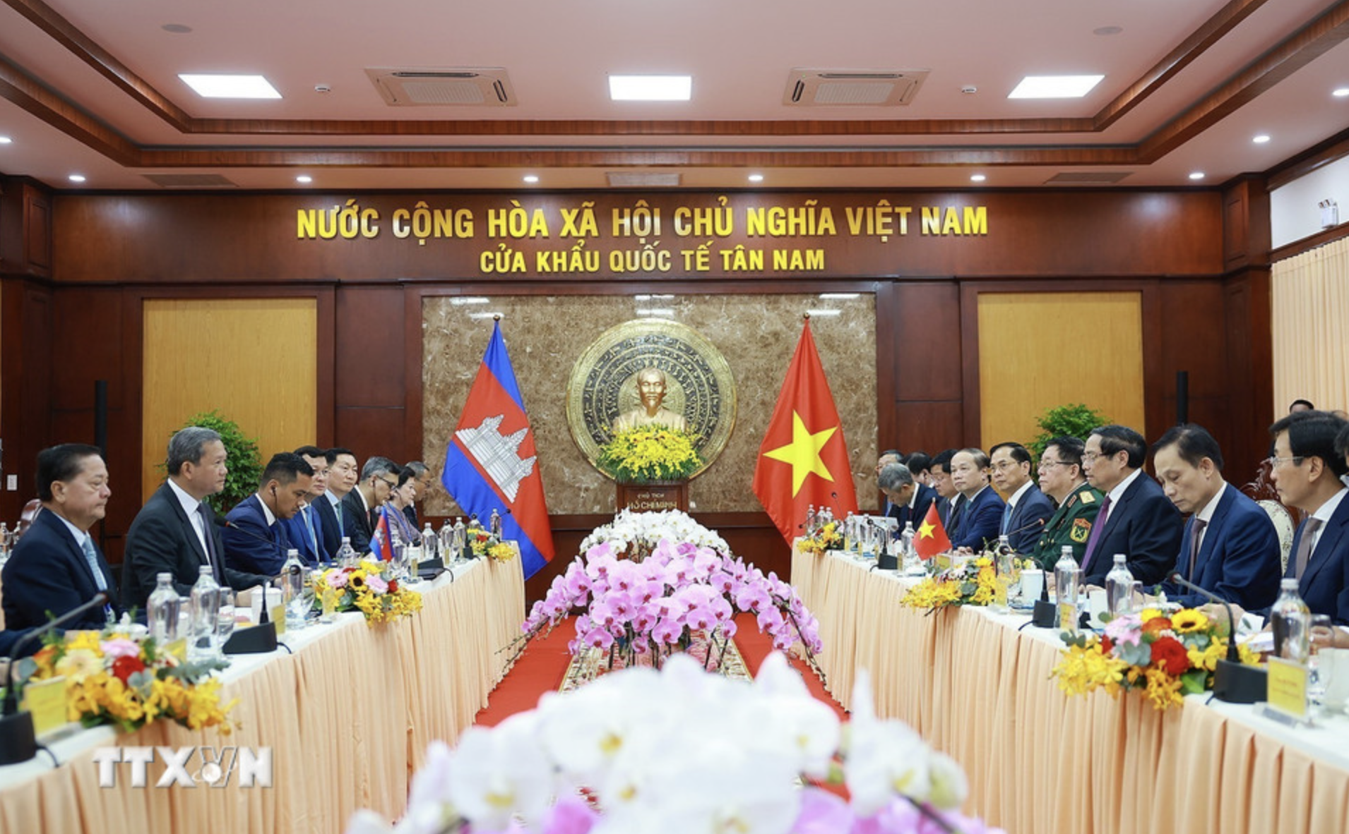 Thủ tướng Phạm Minh Ch&iacute;nh hội đ&agrave;m với Thủ tướng Campuchia Hun Manet- Ảnh 2.