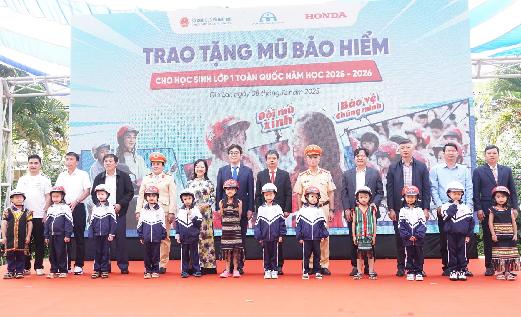 Trao 1.500 mũ bảo hiểm cho học sinh tiểu học tại Gia Lai- Ảnh 1.
