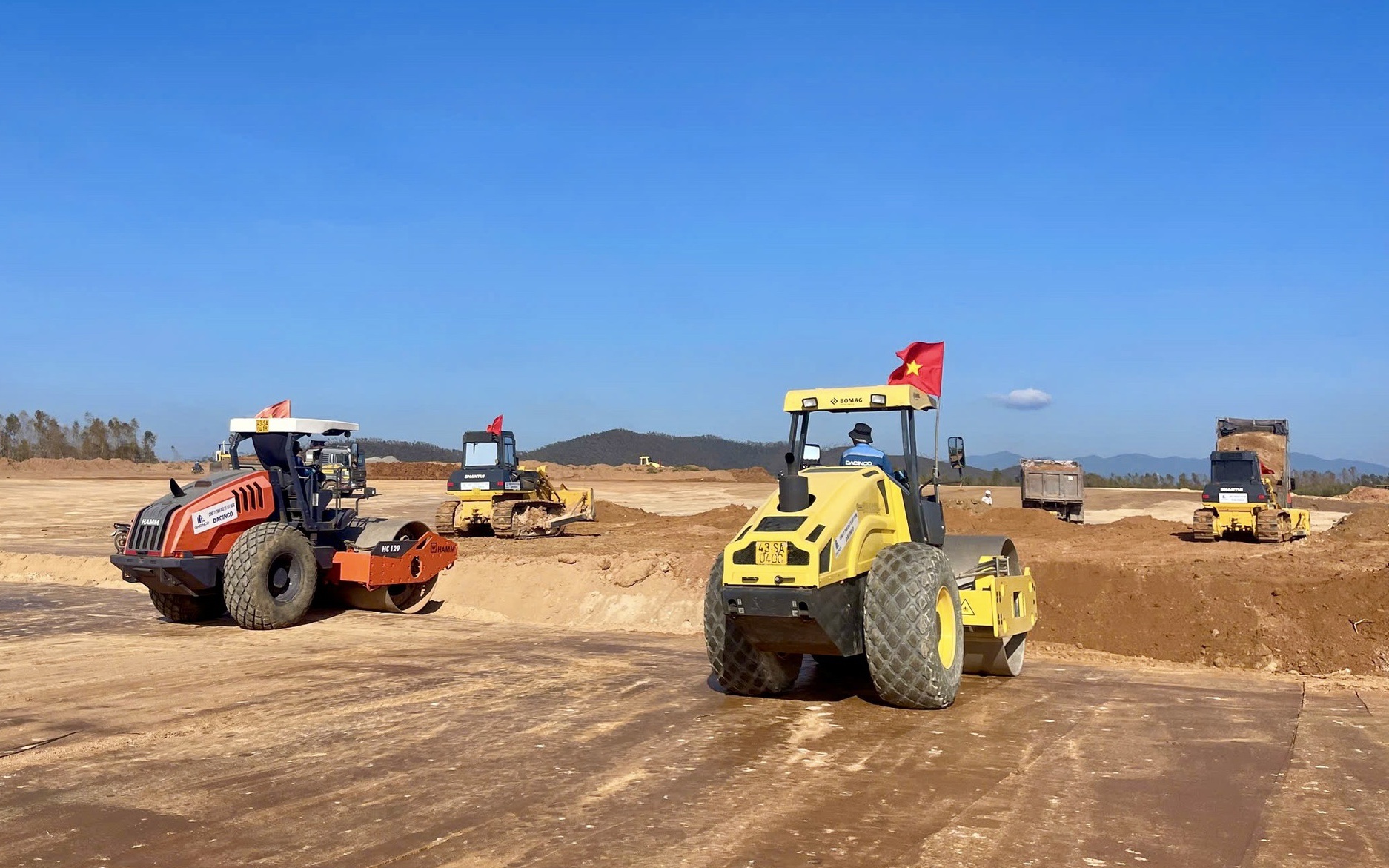 Chạy đua tiến độ, rộn r&atilde; tiếng m&aacute;y tr&ecirc;n c&ocirc;ng trường dự &aacute;n Cảng h&agrave;ng kh&ocirc;ng Ph&ugrave; C&aacute;t