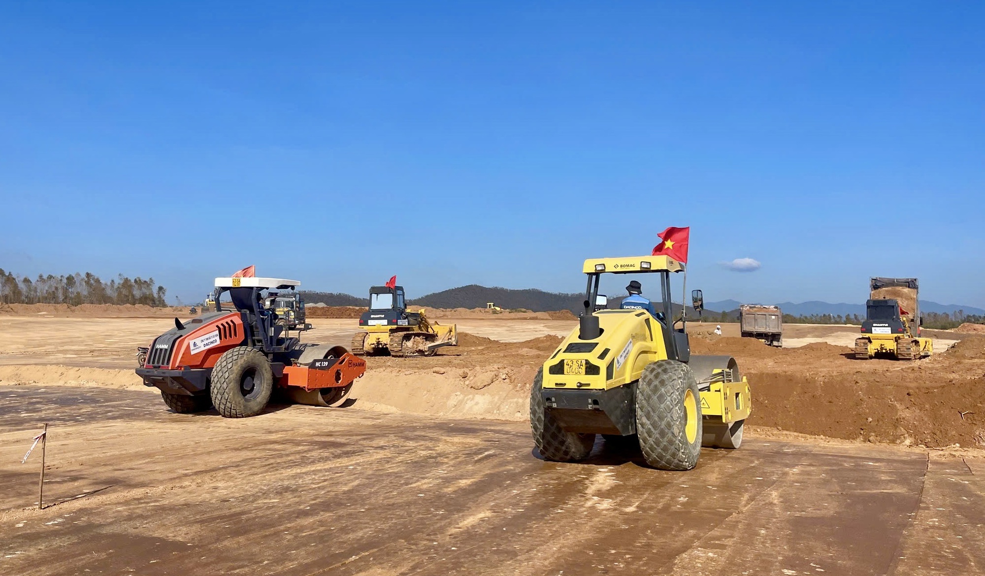 Chạy đua tiến độ, rộn r&atilde; tiếng m&aacute;y tr&ecirc;n c&ocirc;ng trường dự &aacute;n Cảng h&agrave;ng kh&ocirc;ng Ph&ugrave; C&aacute;t- Ảnh 1.