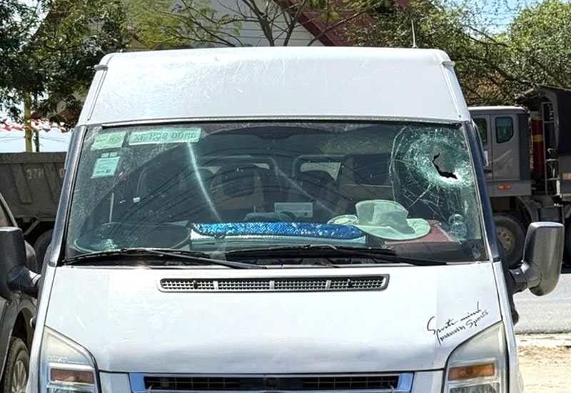 Xe kh&aacute;ch bị đ&aacute; văng tr&uacute;ng khiến du kh&aacute;ch tử vong.