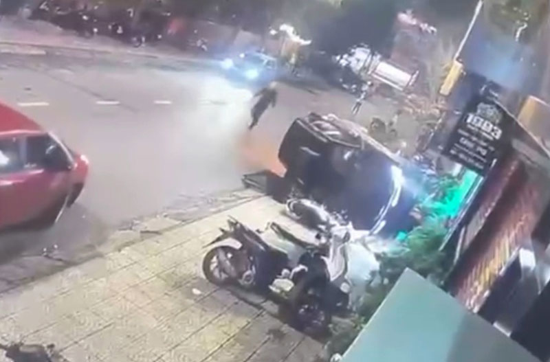 Chiếc &ocirc; t&ocirc; lật nghi&ecirc;ng sau khi t&ocirc;ng v&agrave;o 3 người đứng tr&ecirc;n vỉa h&egrave;.