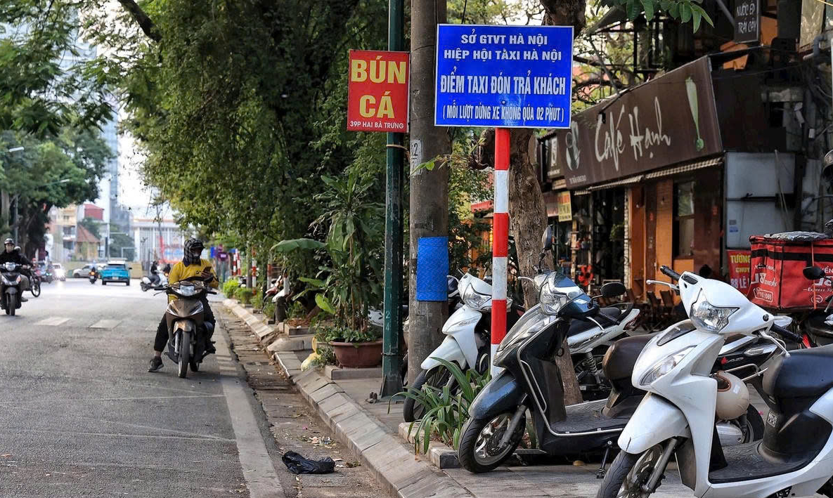 H&agrave; Nội siết quản l&yacute; giao th&ocirc;ng tại &ldquo;điểm n&oacute;ng&rdquo;, chấn chỉnh dừng đỗ t&ugrave;y tiện- Ảnh 1.